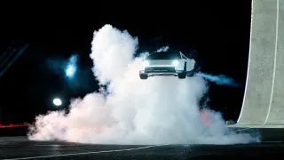 उड़ती कार बनी Tesla Roadster, हवा में लगाई छलांग: SpaceX थ्रस्टर्स के साथ एलन मस्क ने पेश किया प्रोटोटाइप; 2028 से शुरू होगा उत्पादन