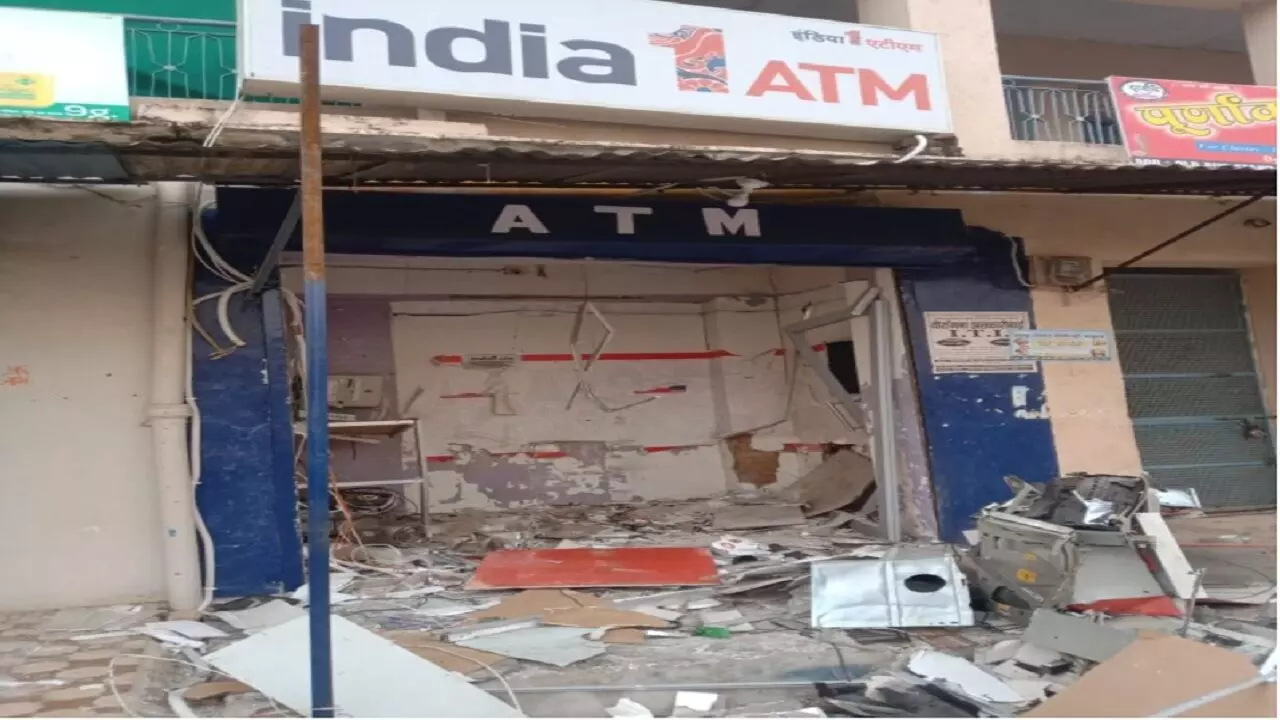 Shivpuri ATM Blast : विस्फोटक से एटीएम में बदमाशों ने किया ब्लास्ट, मशीन के उड़े चीथड़े, पुलिस को मौके से मिले 6 लाख 72 हजार रूपये