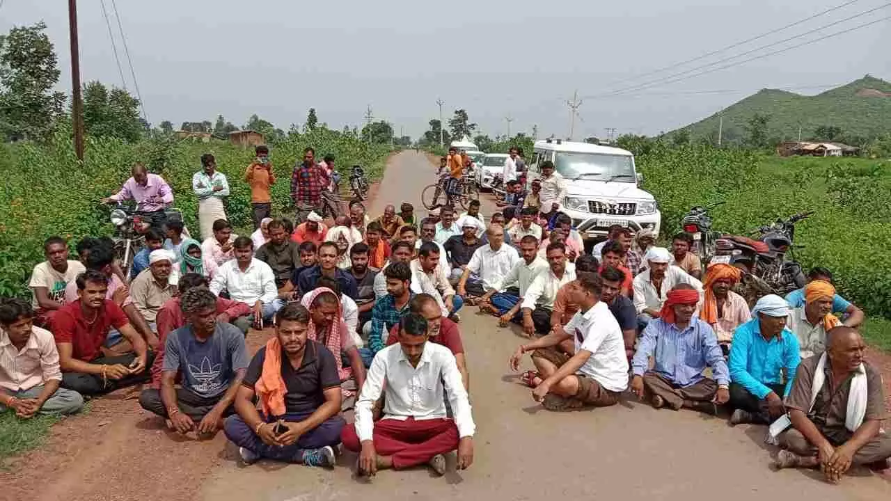 Satna News Power supply stalled for three days, villagers sitting on the road near the sub-station