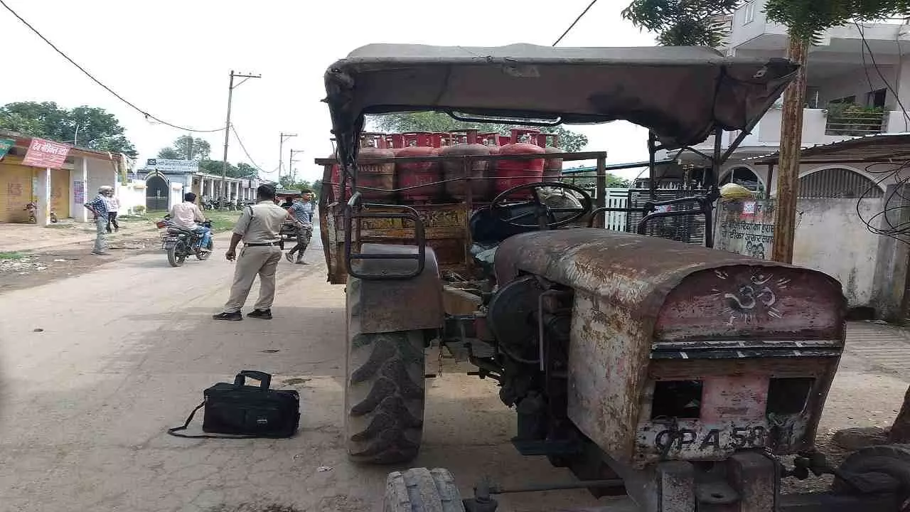 Rewa News Tractor filled with cylinder hit bike rider, died on the spot, anger among family members