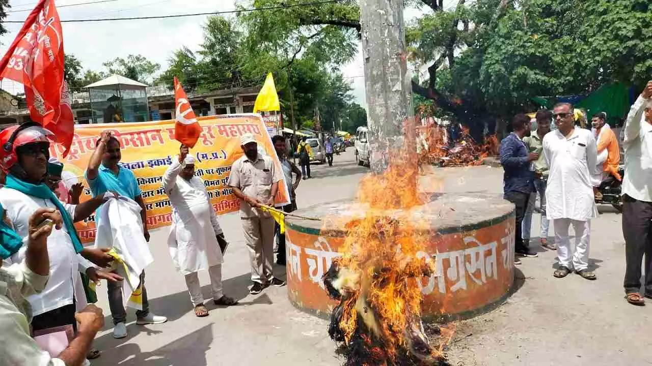 Protest against brutality with farmers in Rewa, rally taken out, burnt effigy of Haryana CM