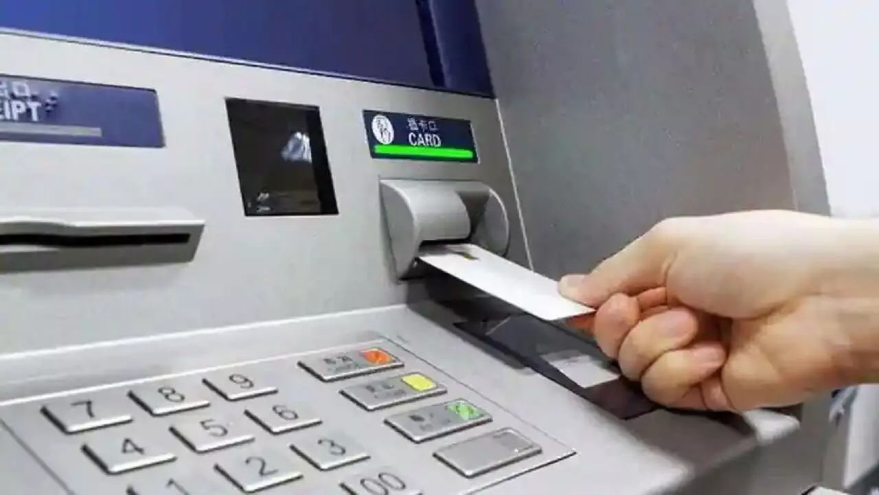 Withdraw cash without ATM card: बिना कार्ड के भी निकलतें हैं एटीएम से पैसे, जानिए प्रोसेस