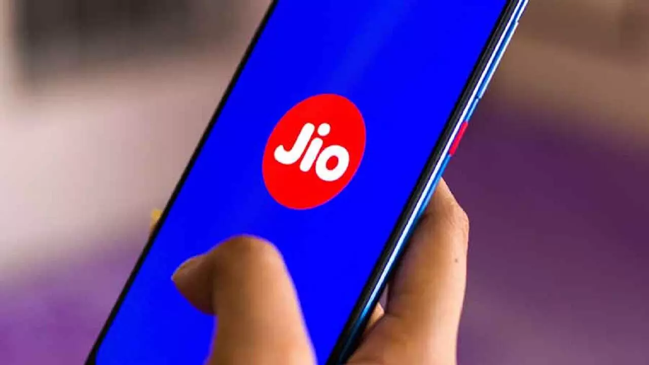 Jio Cashback Offer: 2 साल फ्री इंटरनेट बांटने के बाद मुकेश अंबानी अपने ग्राहकों को दे रहे 144 रुपये तक का कैशबैक, साथ में फिर से फ्री बांट रहे ये चीज़