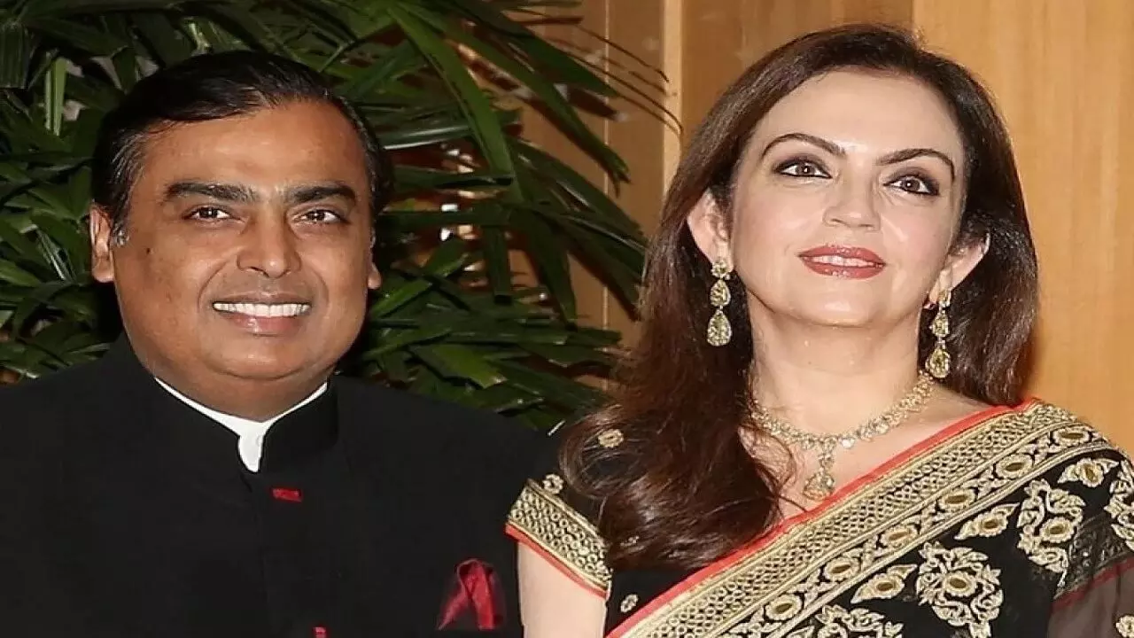 OMG: 40 लाख रूपए में एक बोतल पानी पीती है Nita Ambani