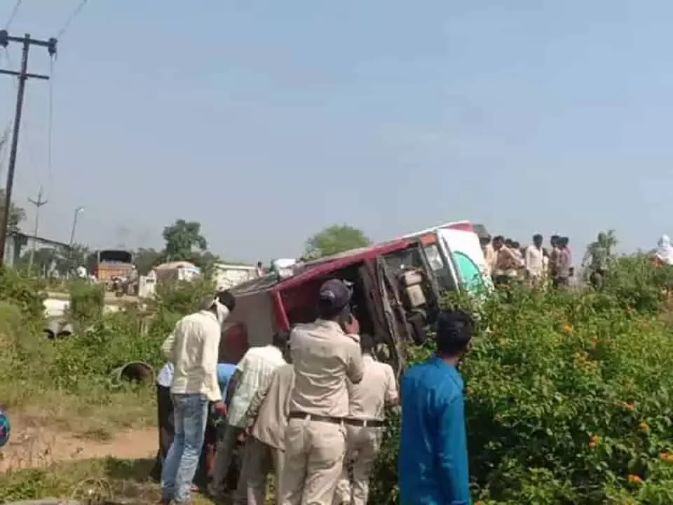 Satna Accident News: पिकअप के बाद अब यात्री बस पलटी, आर्मी वाहन भी दुर्घटना ग्रस्त, आधा सैकड़ा से ज्यादा लोग घायल