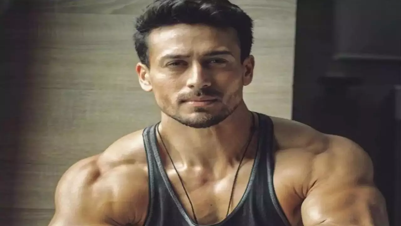 Tiger Shroff के यहाँ टूटा दुखो का पहाड़, एक्टर ने रोते हुए कहा, नहीं रहे उनके..