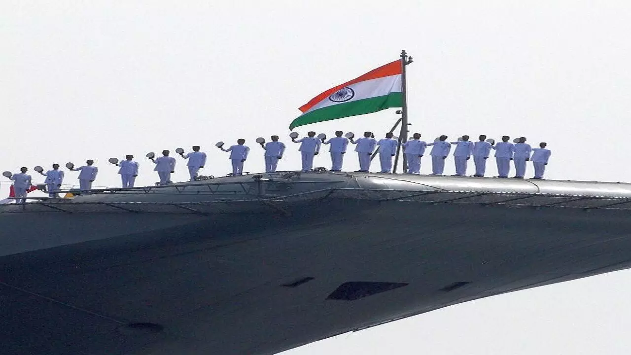 Indian Navy Day: जानें कितनी शक्तिशाली है भारतीय नेवी, खौफ खाता है पाकिस्तान