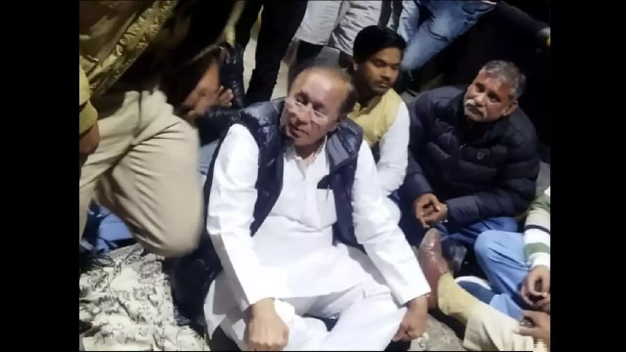 former Deputy Speaker of Vidhan Sabha enraged by misbehavior in Tola Plaza sat on dharna