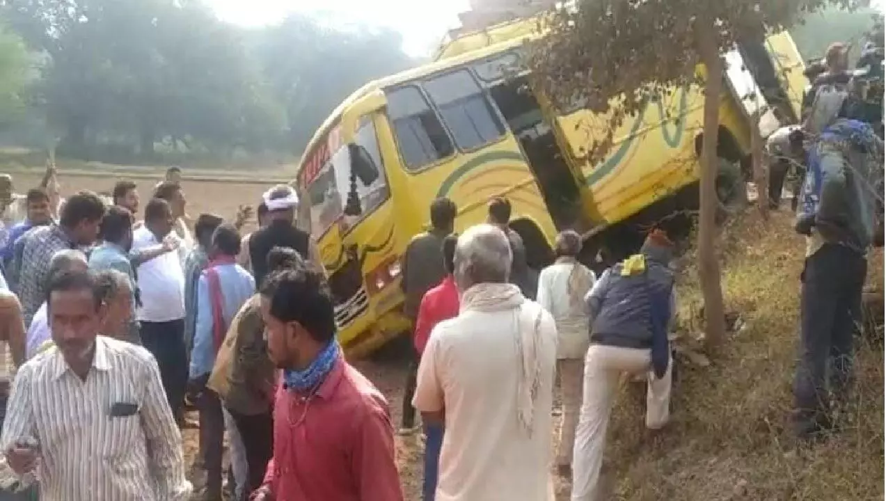 Rewa Bus Accident: यात्रियों से भरी बस पलटी, लगी आग, मची चीख-पुकार