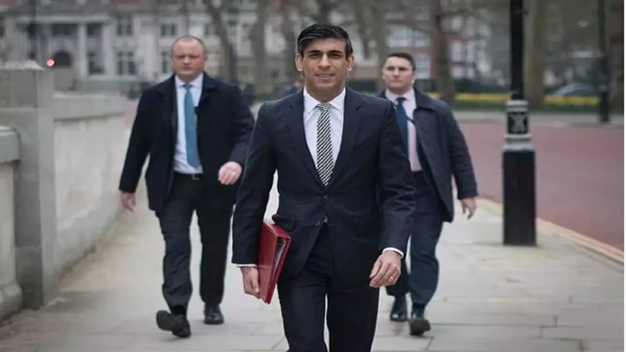 Rishi Sunak: कौन हैं भारतीय मूल के ऋषि सुनक जो UK के अगले प्रधानमंत्री बन सकते हैं