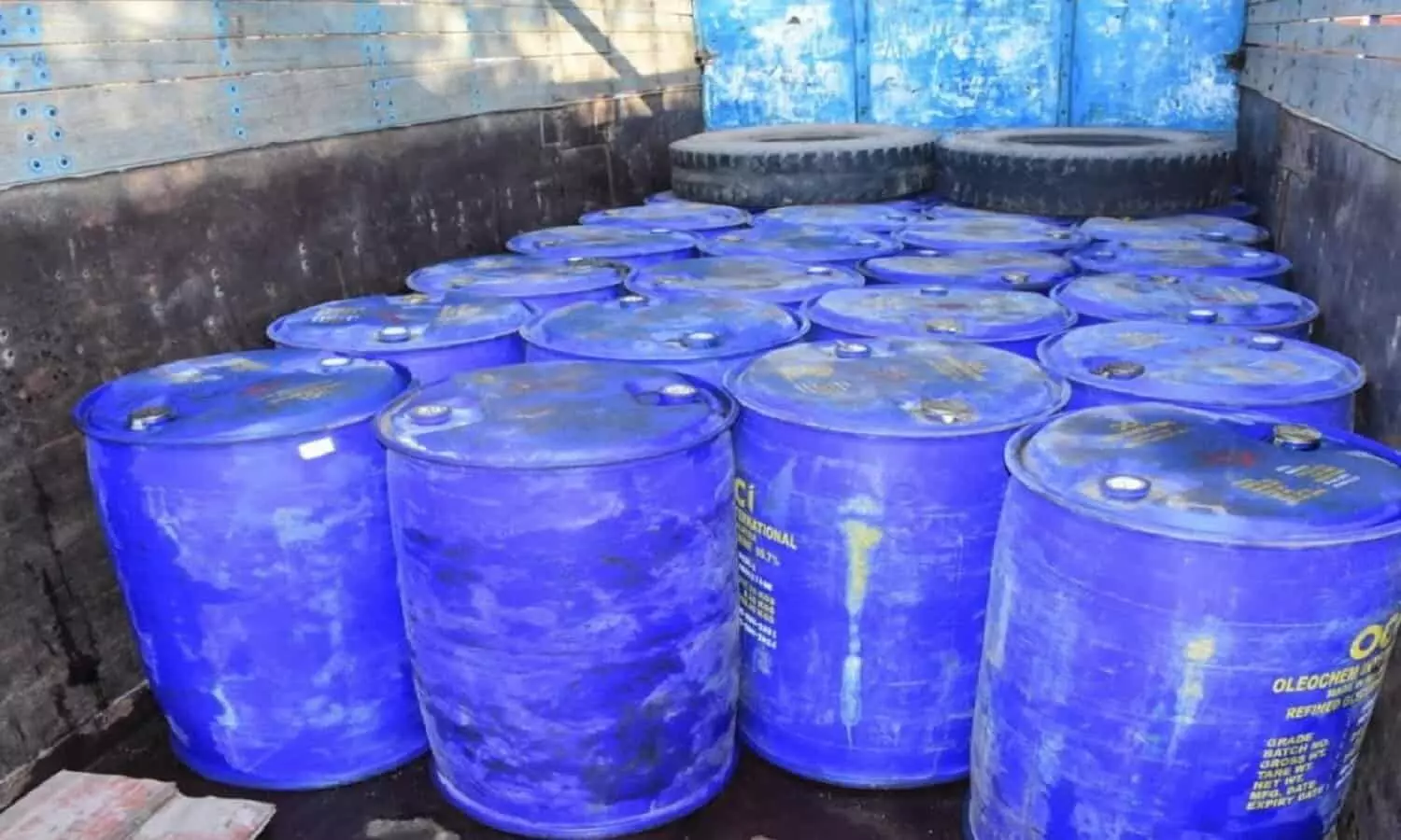 Police seized mobil oil worth 9 lakhs consignment was brought from UP in 74 drums to Satna