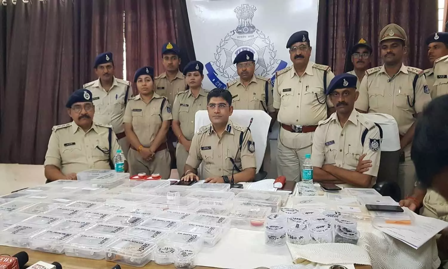 रीवा: जिले में 82 चोरियों को अंजाम देने में शामिल 8 आरोपियों को पुलिस ने पकड़ा, 25 किलो चांदी और 400 ग्राम सोने के आभूषण जब्त