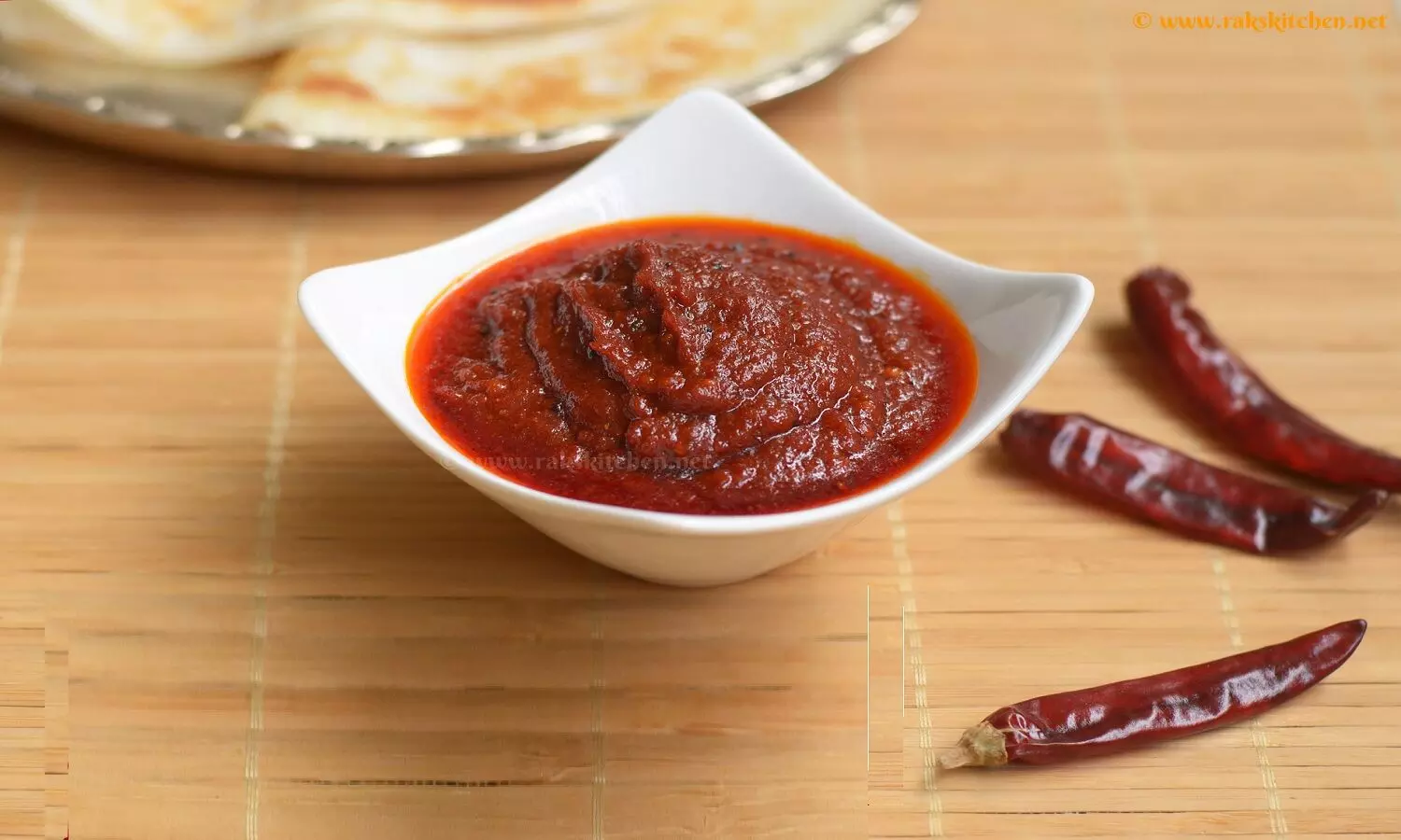 Red chilli and onion chutney: प्याज और सूखी लाल मिर्च की टेस्टी-स्पाइसी चटनी घर में बनायें