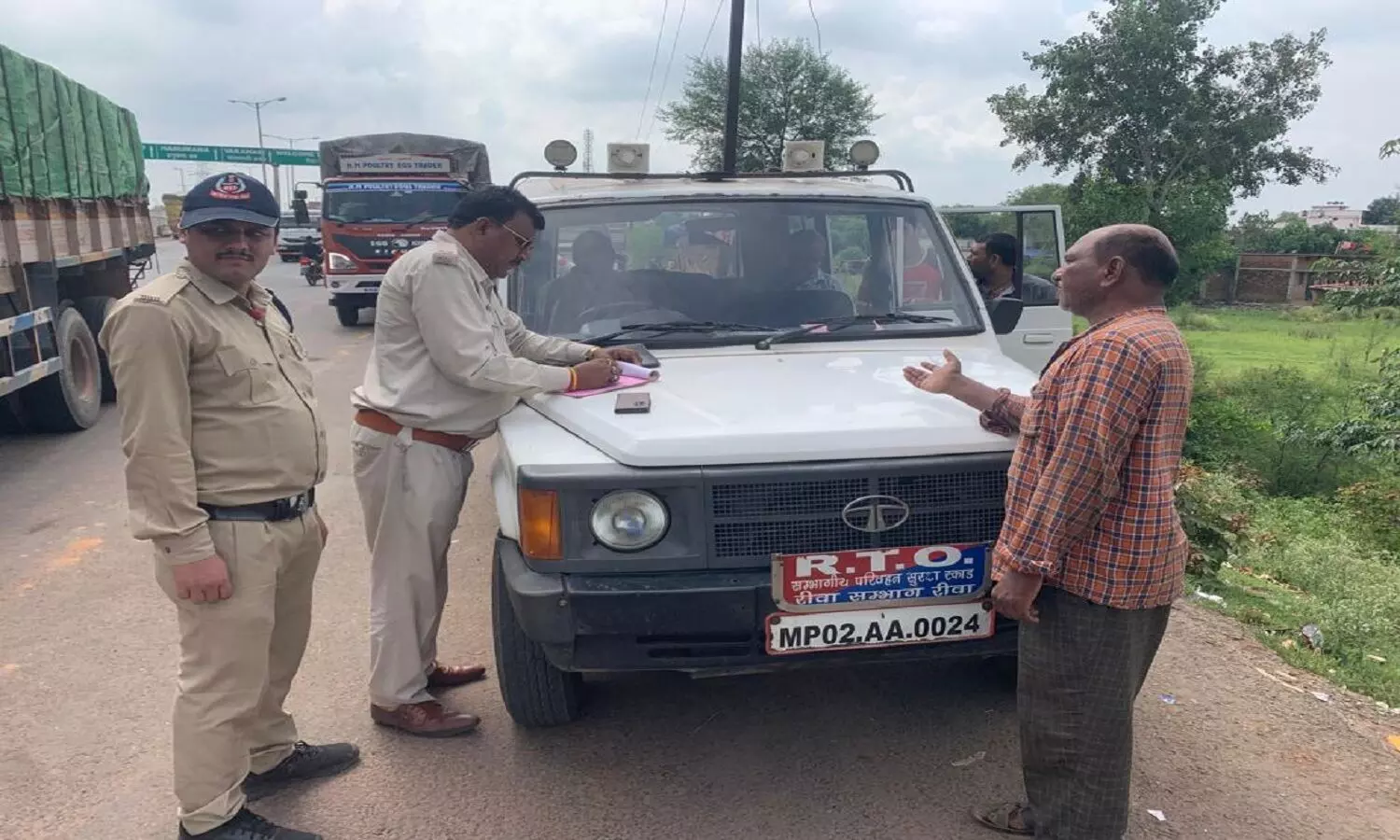 REWA: परिवहन विभाग की ताबड़तोड़ कार्यवाही, बिना परमिट एक बस  जब्त 30 बसों पर किराया सूची चस्पा