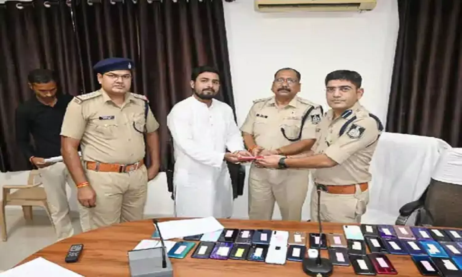 रीवा पुलिस ने ढूंढ निकाले गुमे हुए 11 लाख कीमत के 80 मोबाइल, आवेदकों के खिल उठे चेहरे