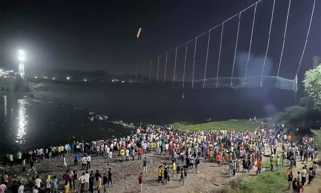 Gujarat Bridge Collapsed Video: गुजरात में ब्रिज टूटा, 190 लोगों की मौत, 25 बच्चे भी शामिल, मटमैले पानी से रेस्क्यू में समस्या