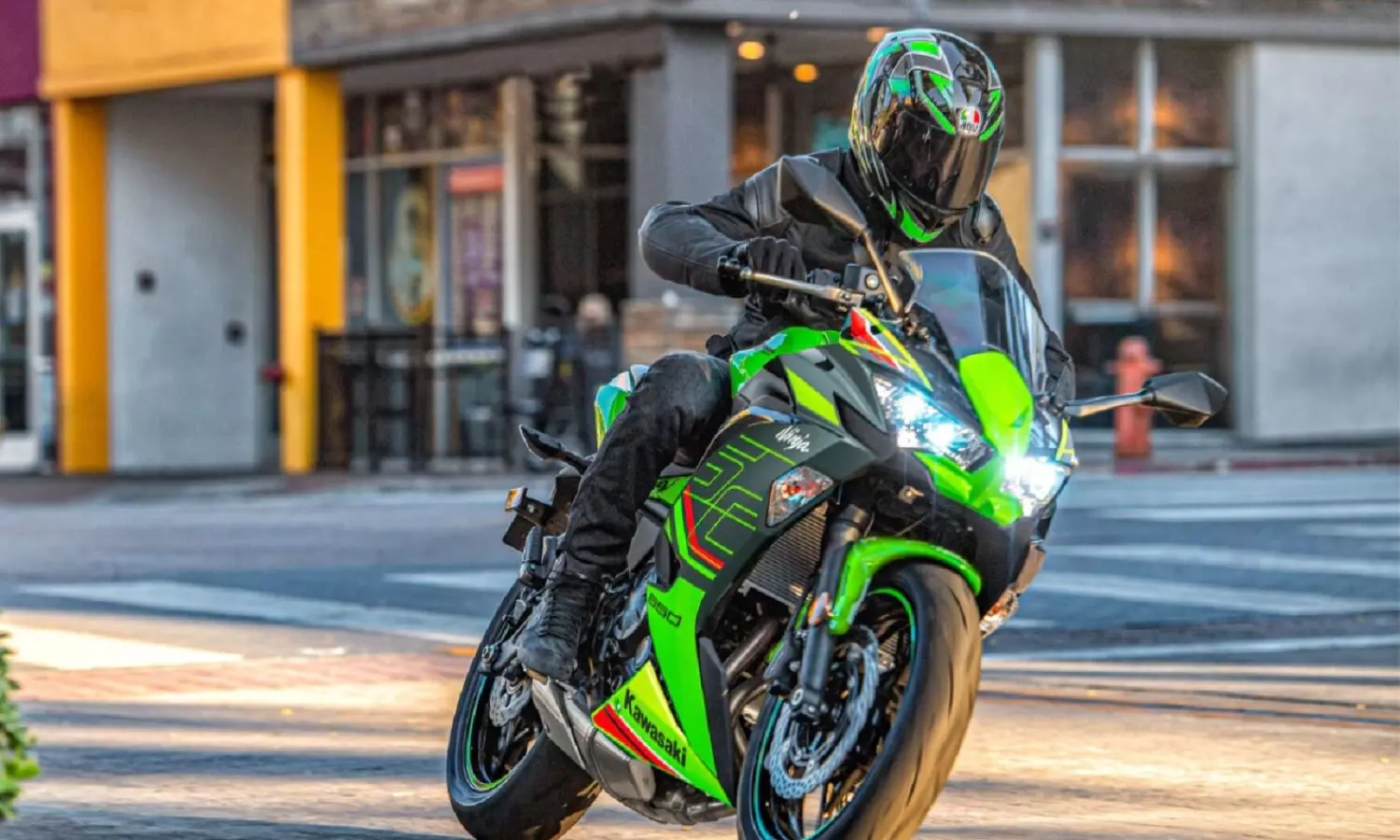 Kawasaki ने नए अंदाज में लांच की Ninja 650, जानें क्या-क्या बदलाव किये गए