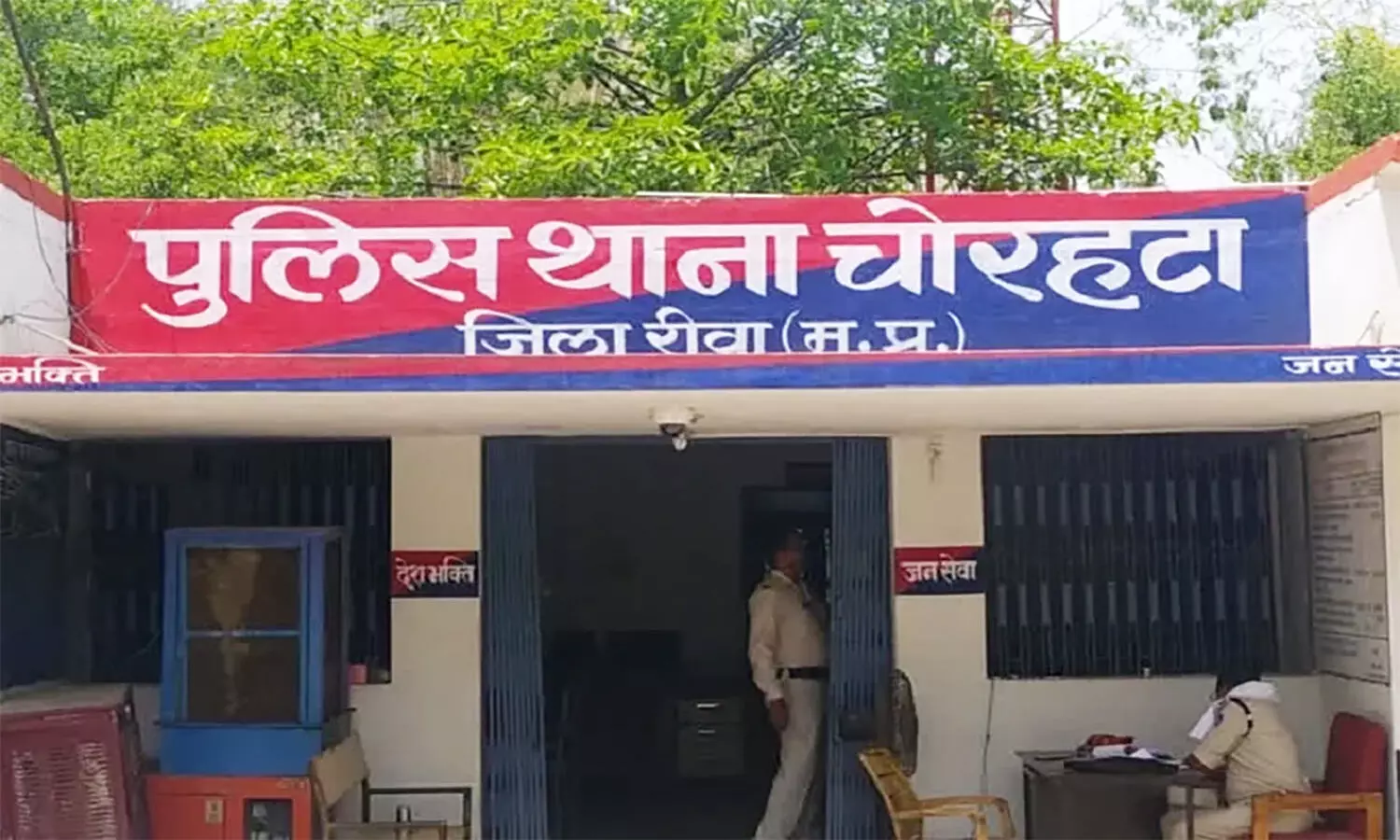 Rewa News: अस्पताल का पता पूछा और महिला से लूट लिए सोने की चेन, घर में घुसकर की वारदात