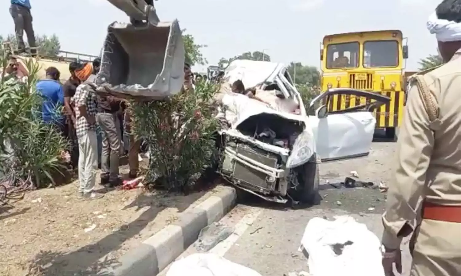 Jhansi Kanpur National Highway Accident: एमपी स्थित मां पीताम्बरा के दर्शन कर वापस लौट रहे चार लोगों की मौत, झांसी कानपुर नेशनल हाइवे में ट्रक से टकराई कार