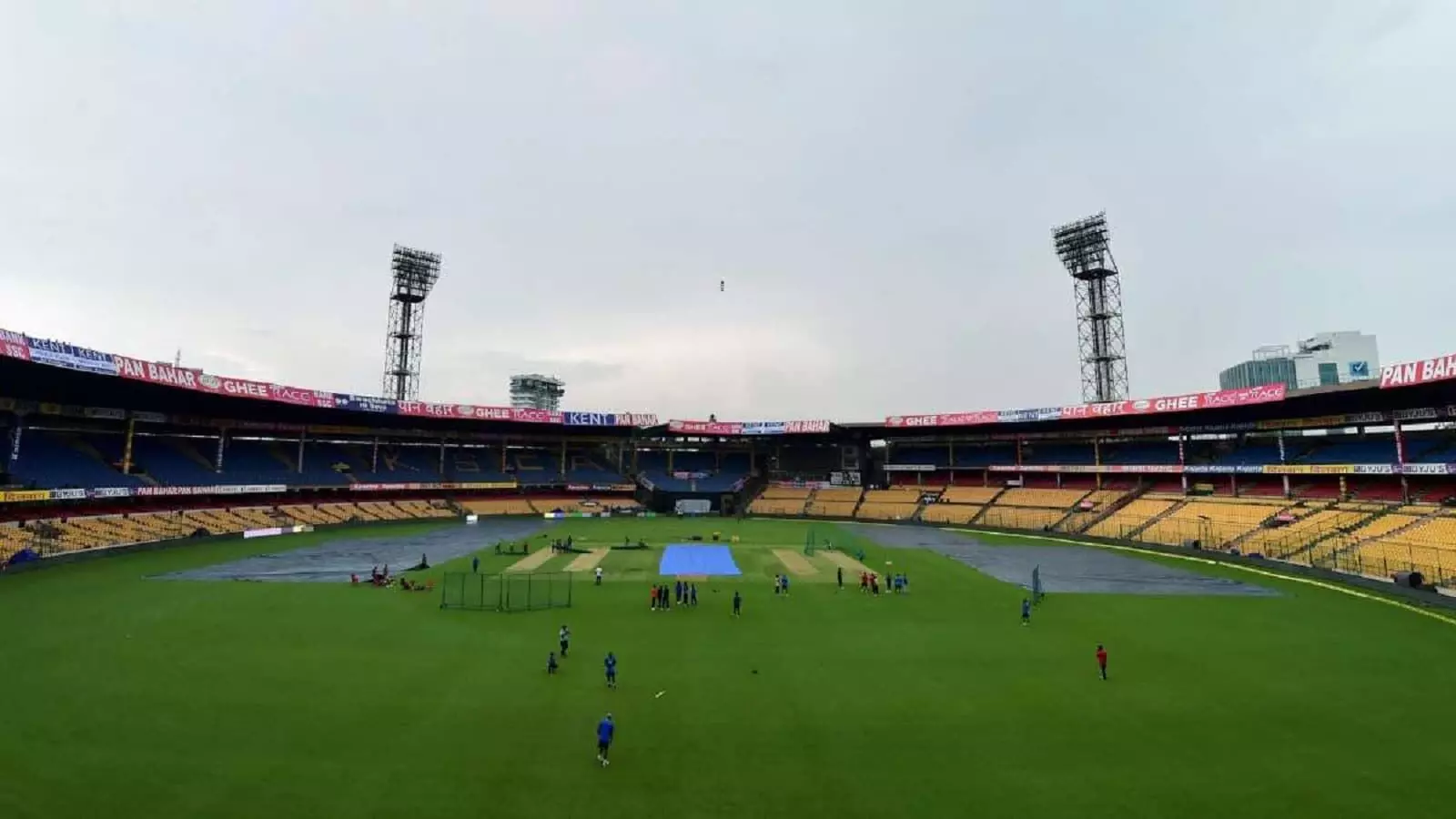 RCB VS GT M Chinnaswamy Stadium Bengaluru: Play-Offs में पहुंचेगी RCB या फिरेगा पानी! जानें Weather Report