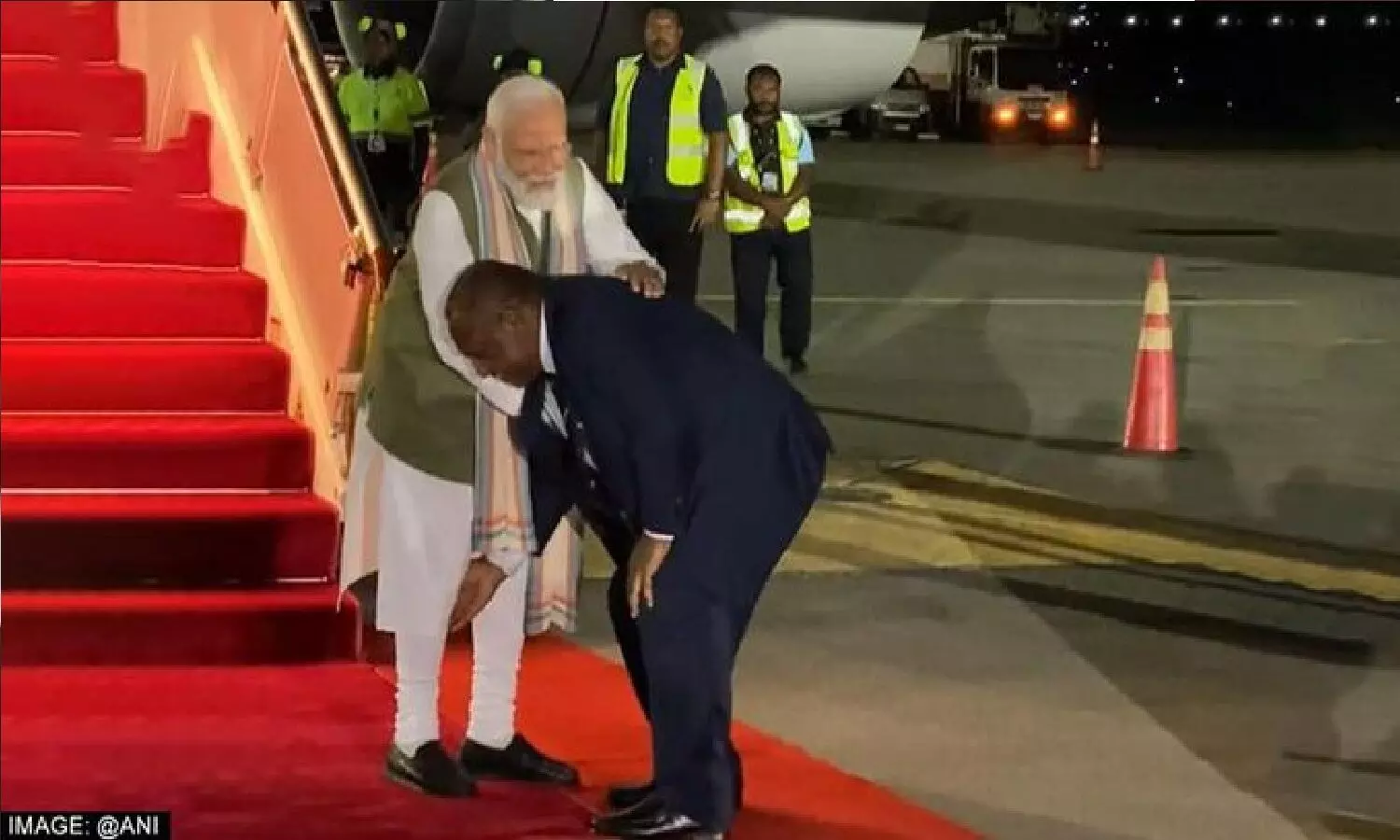 पापुआ न्यू गिनी के प्रधानमंत्री ने पीएम मोदी के पैर छुए! PM Modi Papua New Guinea जाने वाले पहले भारतीय प्रधान मंत्री