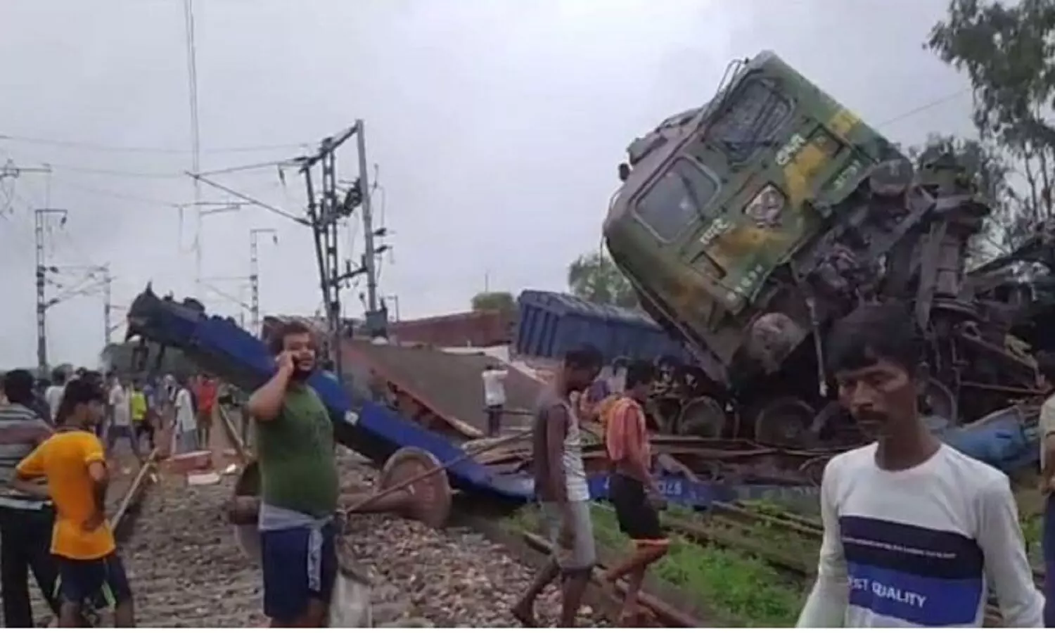 पश्चिम बंगाल ट्रेन हादसा: बाकुंडा स्टेशन में दो ट्रेनों की टक्कर! बोगियां पटरी से उतरीं