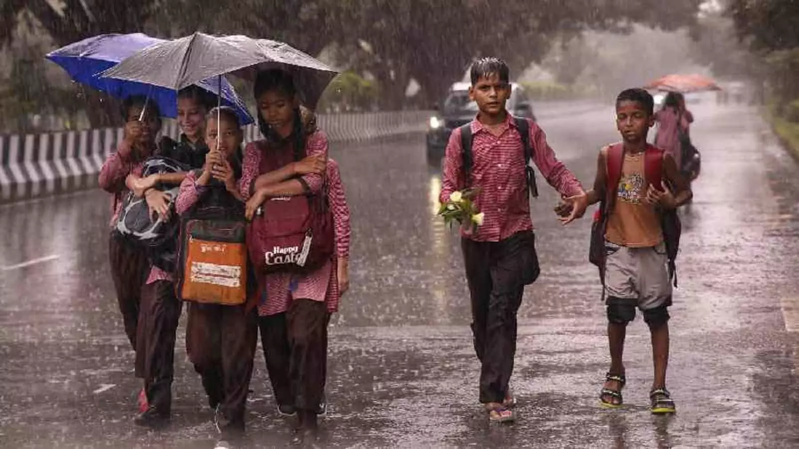 Maharashtra School Closed: महाराष्ट्र में भारी बारिश ने मचाई तबाही, कई जिलों में रेड अलर्ट जारी, जानें क्या कल बंद रहेंगे स्कूल?