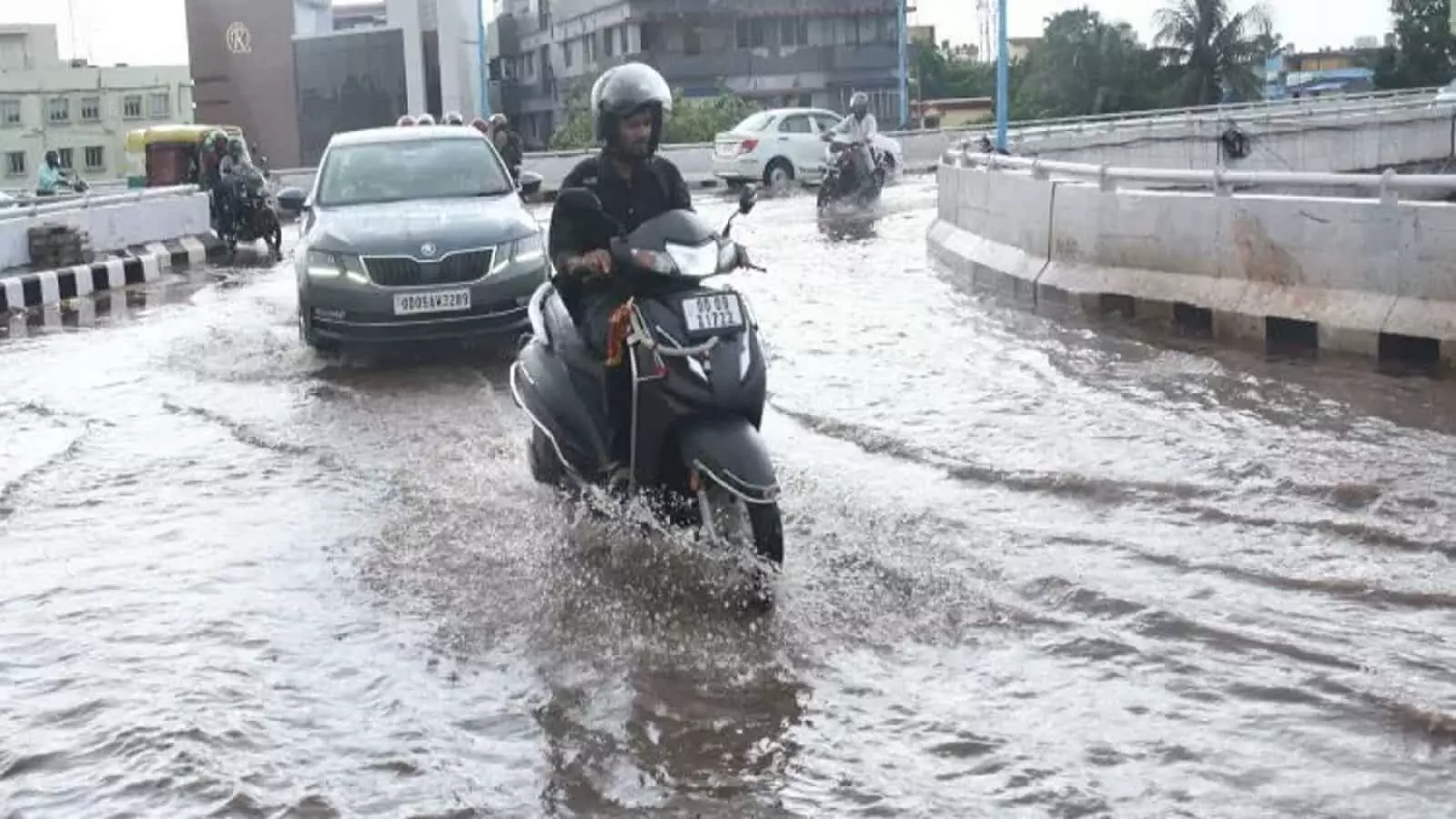 ओडिशा के कई जिलों में बाढ जैसी स्थिति, अगले 2 दिनों के लिए रेड अलर्ट जारी, 12 जिलों की स्कूलों में लगा ताला!