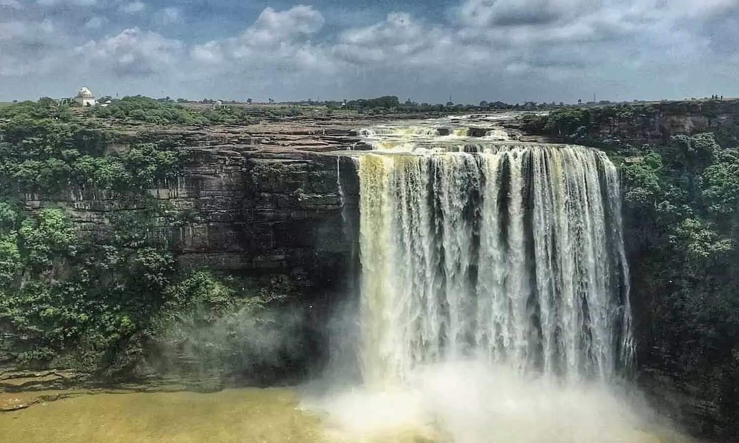 रीवा के क्योंटी जलप्रपात में हादसा, प्रयागराज से पिकनिक मनाने आए युवक की डूबने से मौत