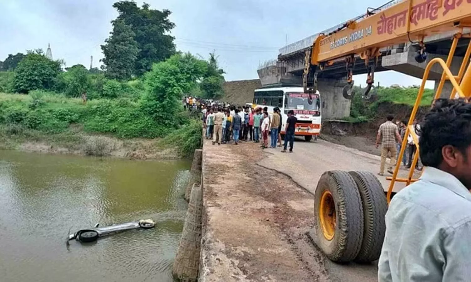 रीवा में पदस्थ पटवारी की मौत, दमोह के सुनार नदी में गिर गई कार