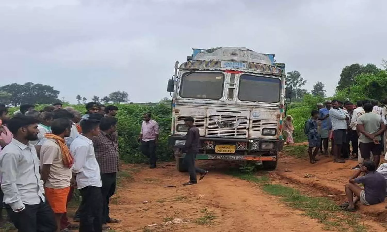 रीवा जिले में ट्रक चालक की केबिन में लाश मिलने से मचा हड़कम्प, मौके पर पहुंची पुलिस व एफएसएल की टीम