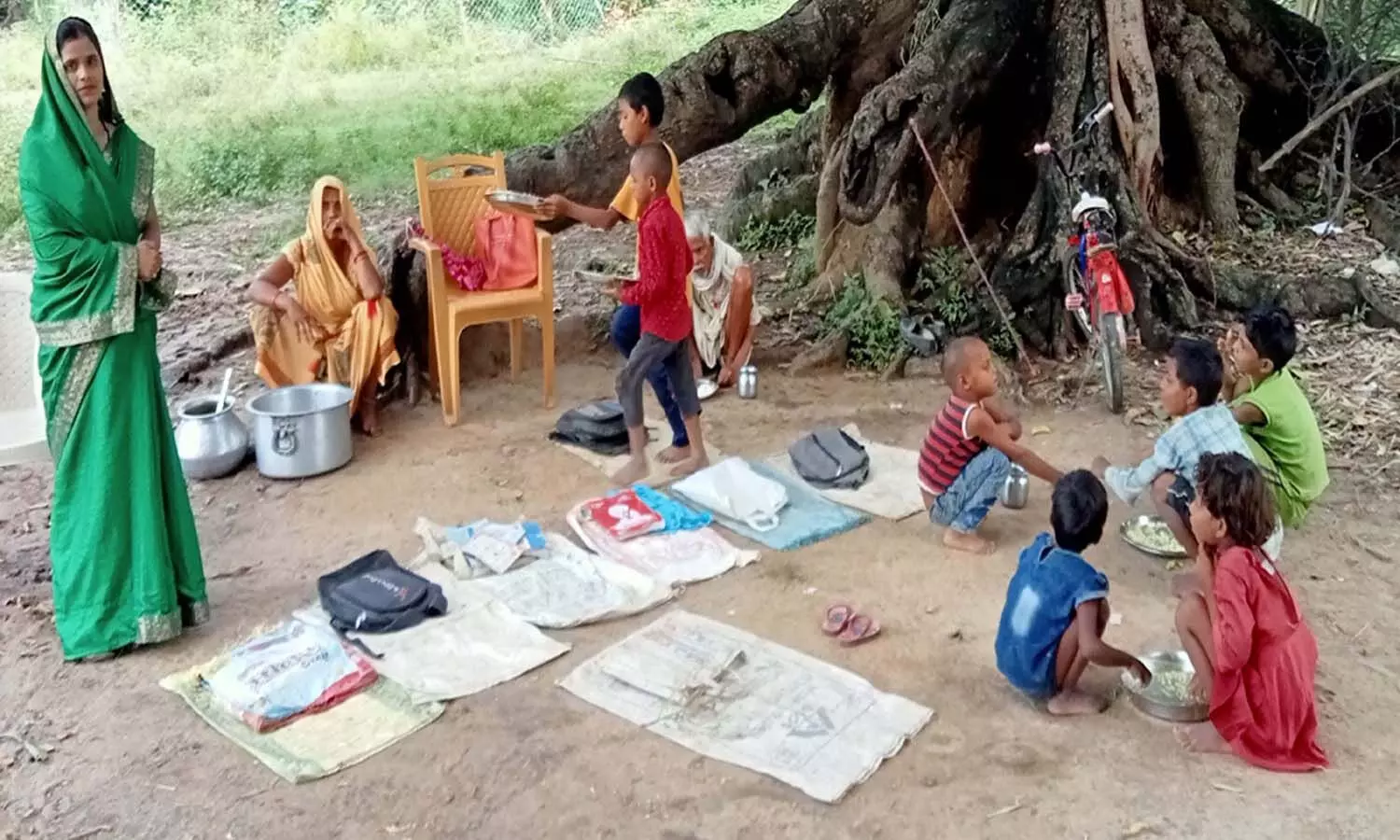 मऊगंज जिले में पेड़ के नीचे संचालित हो रही प्राथमिक पाठशाला, कैसे संवरेगा नौनिहालों का भविष्य