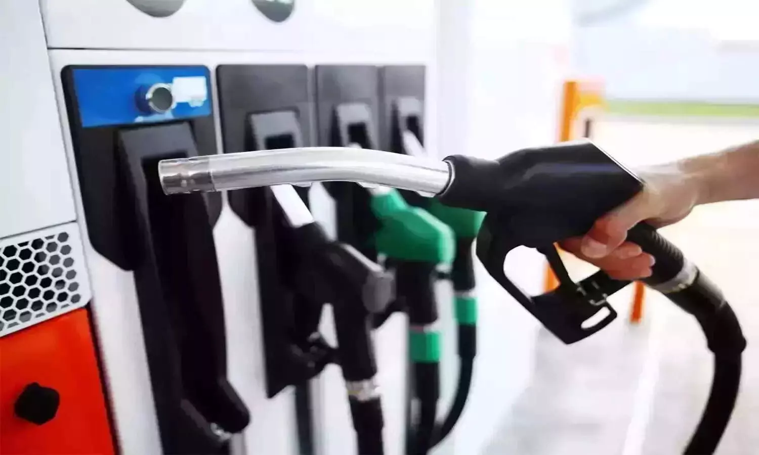 Petrol-Diesel Price: एमपी में आज बदल गए पेट्रोल-डीजल के दाम, इन जिलों में मिली राहत, यहां आया उछाल, फटाफट जानें ताजा भाव