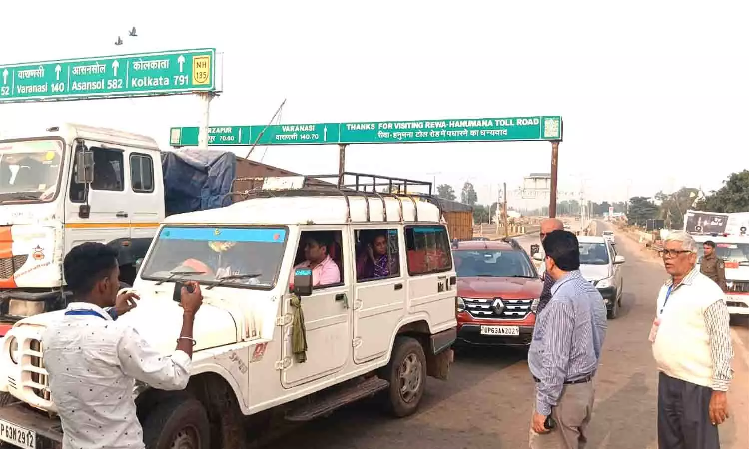 मऊगंज में अपर कलेक्टर-एएसपी ने किया हनुमना जांच नाके का निरीक्षण, जिले के प्रवेश द्वारों पर वाहनों की हो रही जांच पड़ताल