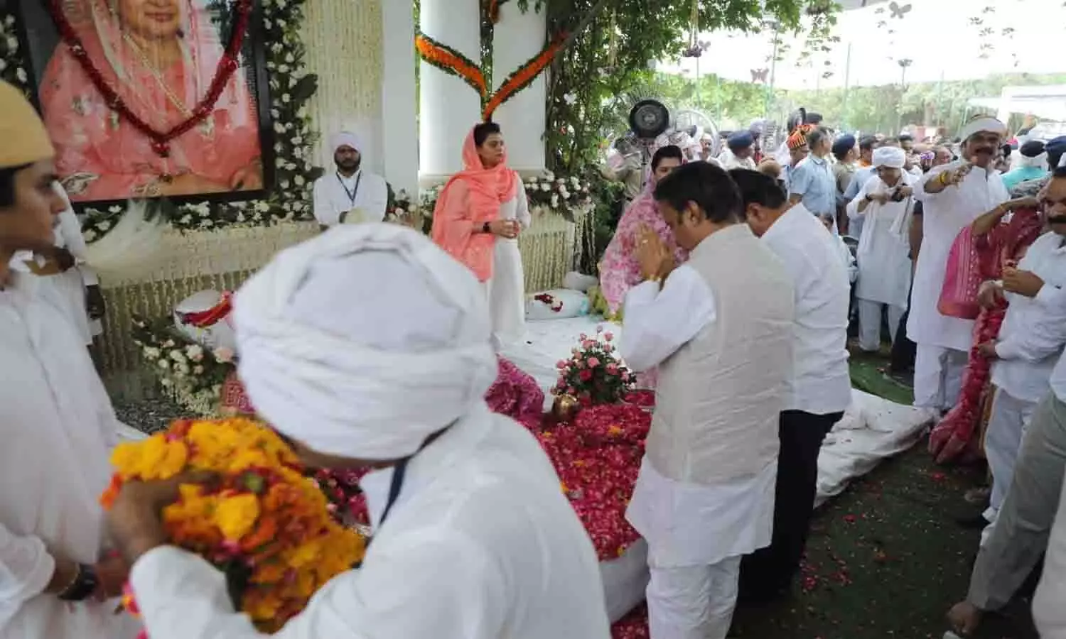 उप मुख्यमंत्री राजेंद्र शुक्ल ने राजमाता माधवी राजे सिंधिया के पार्थिव शरीर के दर्शन कर की श्रद्धांजलि अर्पित