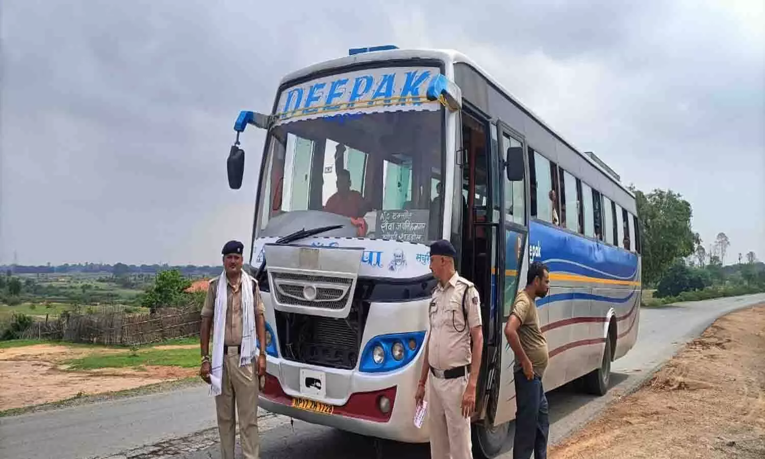 रीवा: यात्री बसों के चेक किए गए फिटनेस एवं परमिट, नियम विरुद्ध संचालित बसों पर की गई कार्यवाही