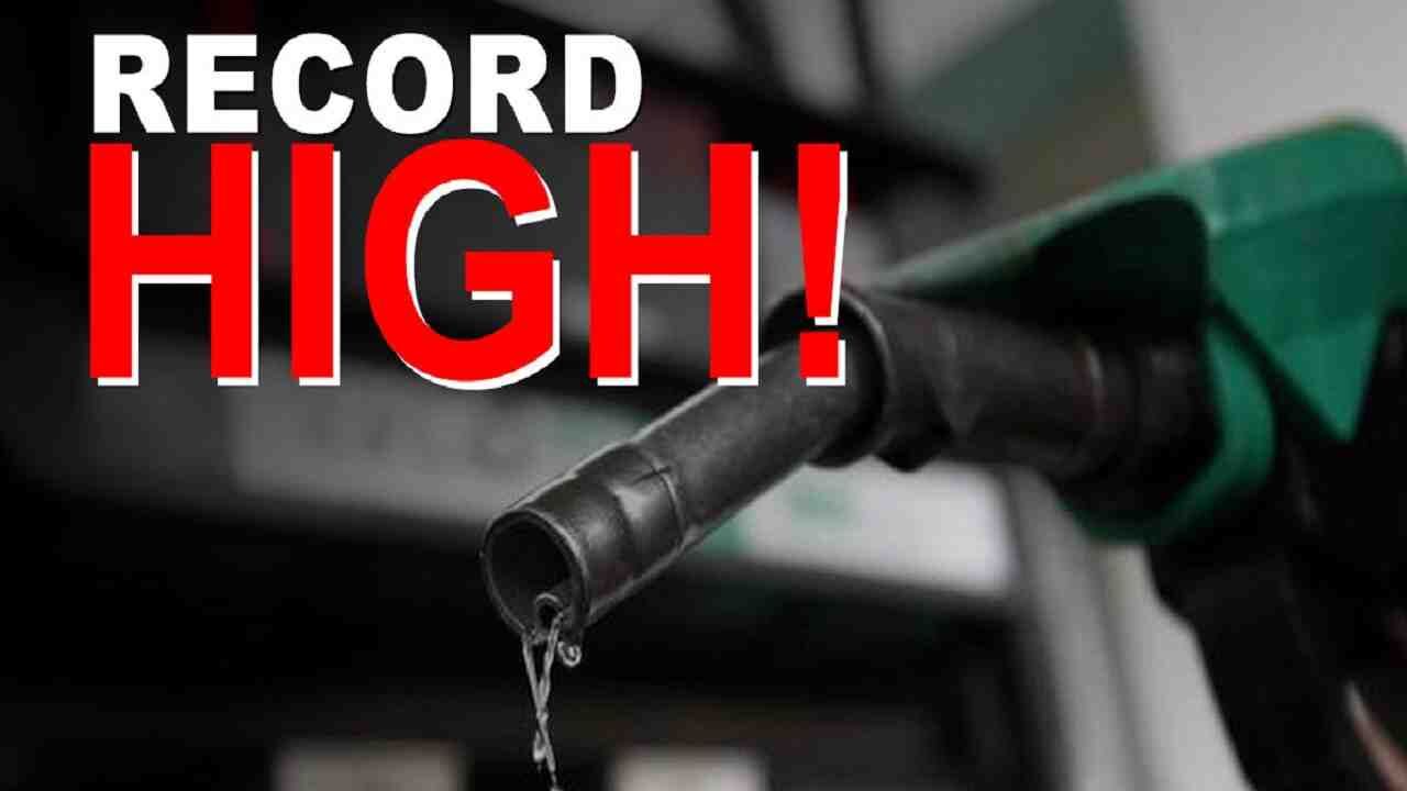 Petrol Price: मात्र 41 रुपए के पेट्रोल को टैक्स लगा कर 115 का बना देती है सरकार, महंगाई का जवाब फ्री वैक्सीन