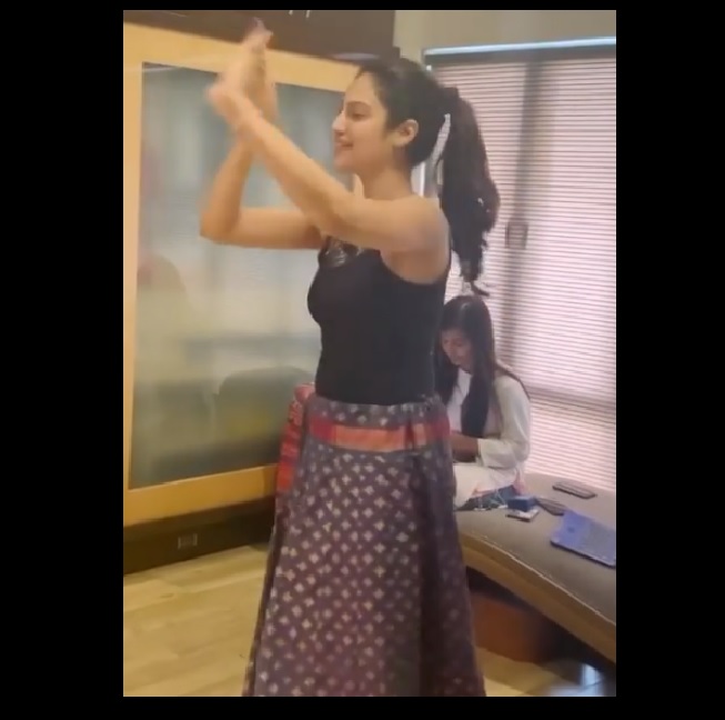 सांसद व अभिनेत्री नुसरत जहां ने किया माधुरी दीक्षित के गाने पर शानदार डांस, वीडियो में देखें शानदार डांस