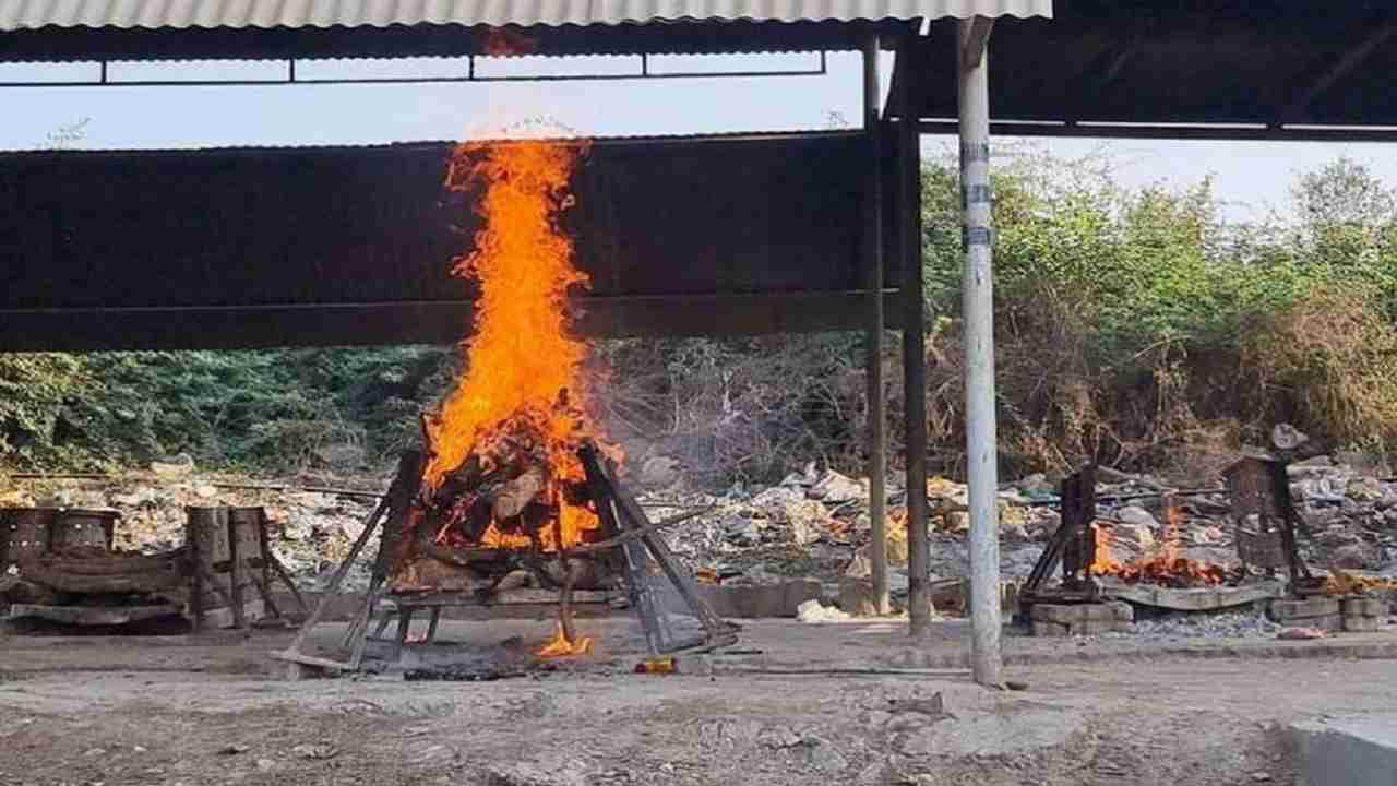 Rewa में बिना PPE किट के मृत संक्रमितों का अंतिम संस्कार कर रहे परिजन, खुद हो सकते है संक्रमित