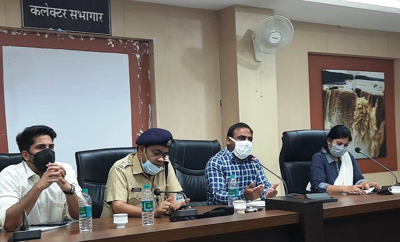 रीवा में कोरोना नियंत्रण के लिये राजस्व तथा पुलिस अधिकारियों की बैठक, कलेक्टर ने कहा- लॉकडाउन का कठोरता से पालन हो