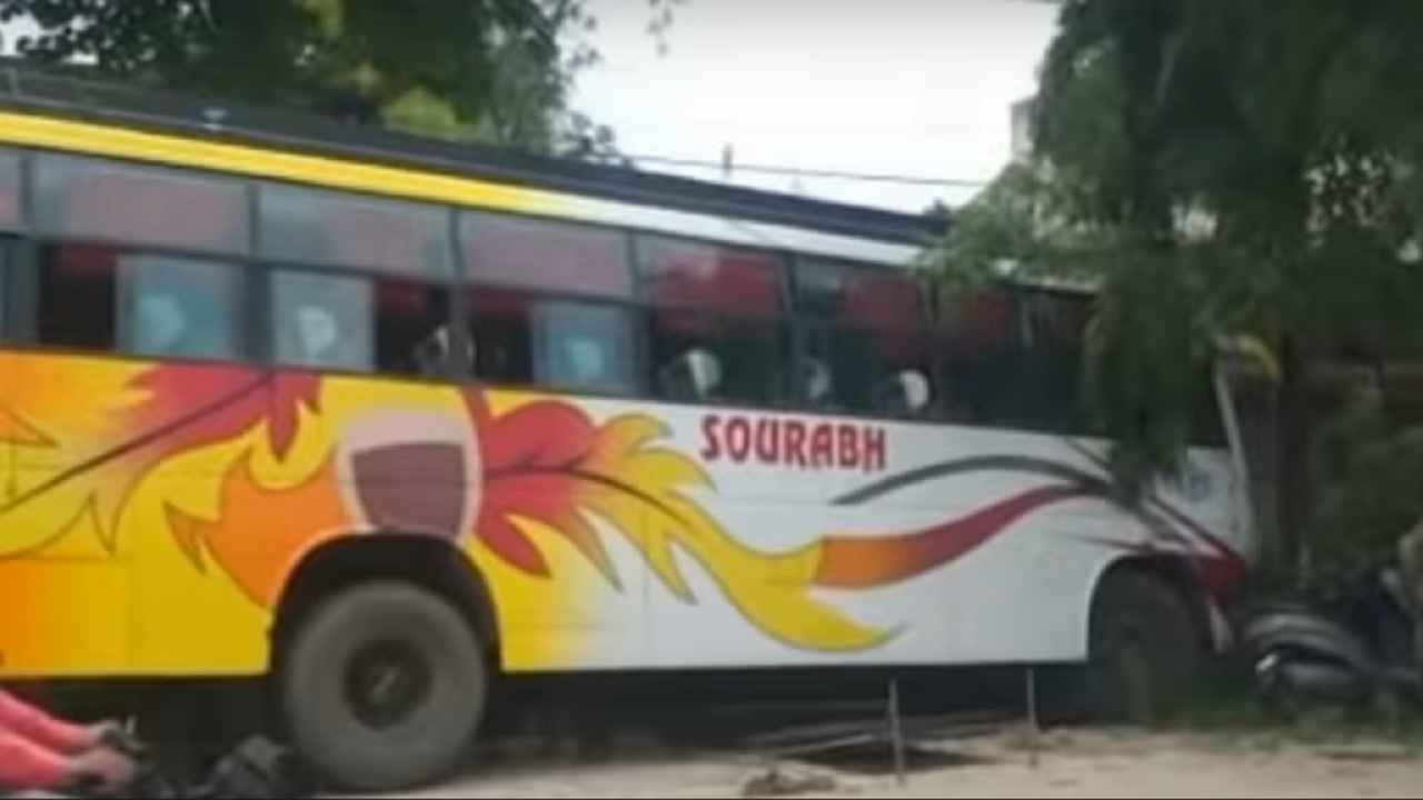 Rewa Bus Accident : यात्रियों से भरी बस शहर के भीड़भाड़ क्षेत्र में हुई अनियंत्रित, यात्रियों सहित व्यापारियो की थम गई सांसे