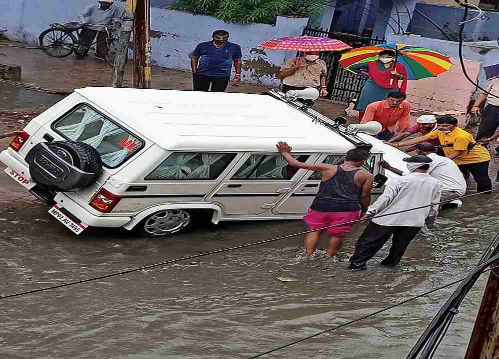 REWA: एलर्ट के बीच 20 घंटे से लगातार हो रही बारिश, बाढ़ की आशंका, शहर के मोहल्लों में बढ़ी आफत