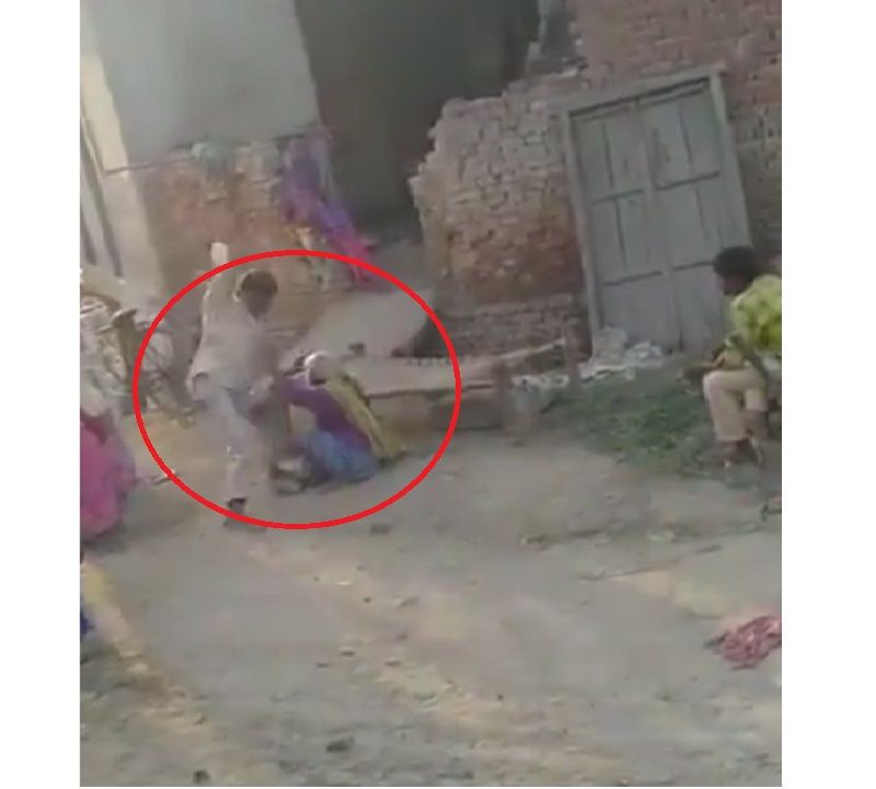कलयुगी बेटे का मां पर टूटा कहर, चप्पल से की पिटाई, वीडियो हुआ वायरल