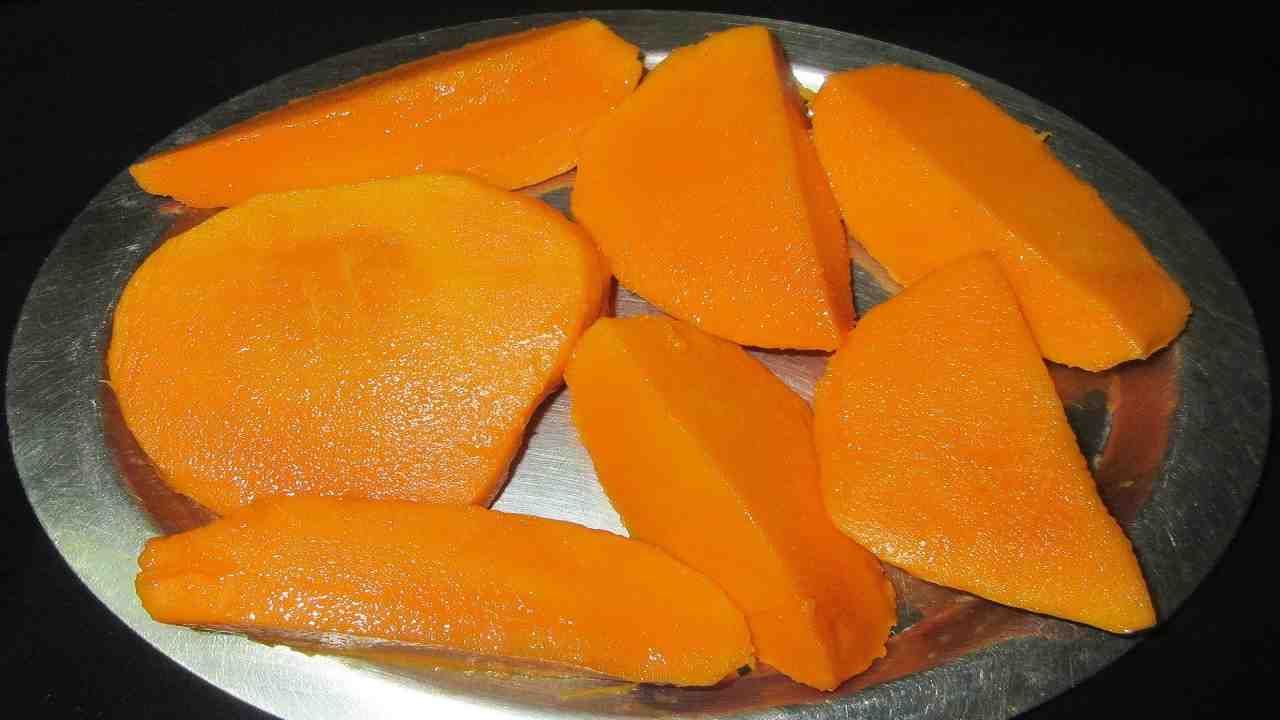 Mango peels: आम के छिलके से बढ़ेगी खूबसूरती, चमक उठेगा आपका चेहरा