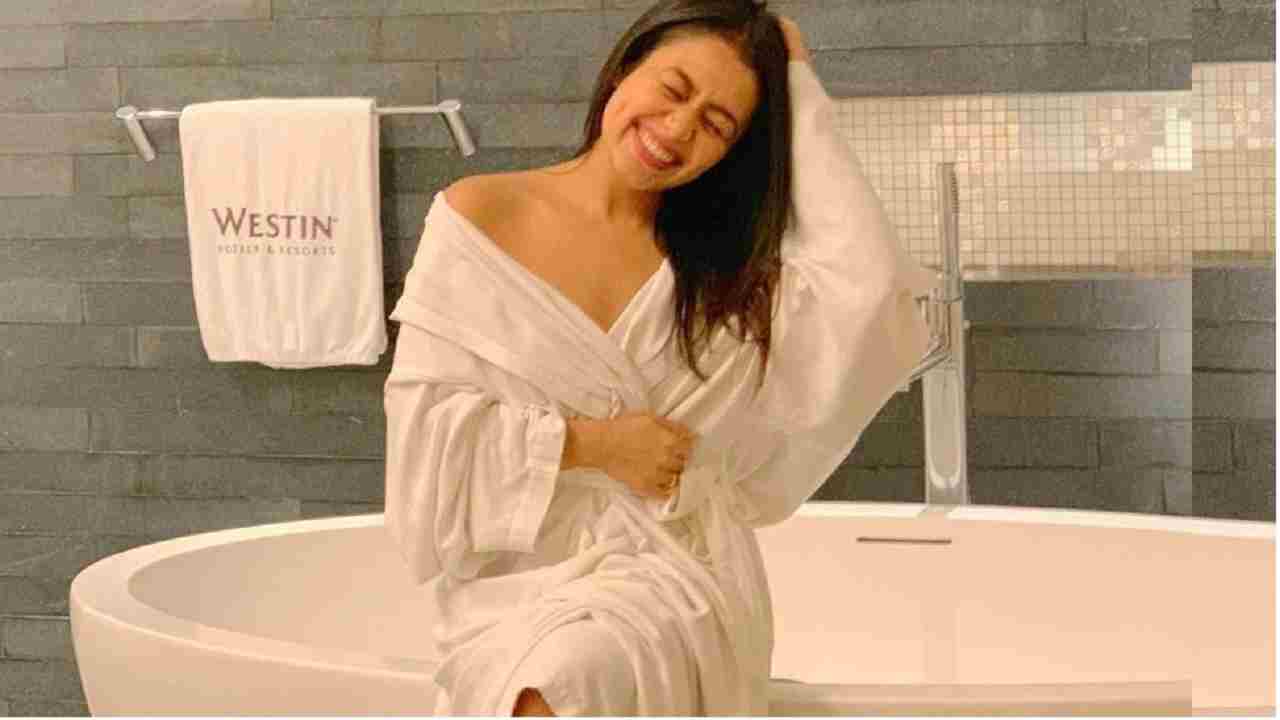 Neha Kakkar shares her photos in bathrobe from bathroom : Neha Kakkar ने शेयर कीं बाथरूम से तस्वीरें, हुश्न का जलवा देख लोग हुए बेकाबू