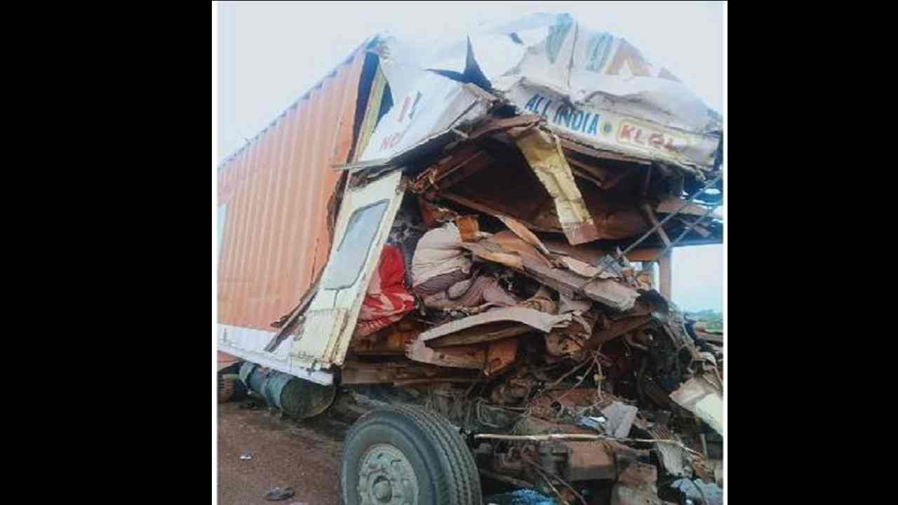 Jabalpur: दर्दनाक सड़क हादसा, पिचके ट्रक में दब गया चालक, हुई मौत