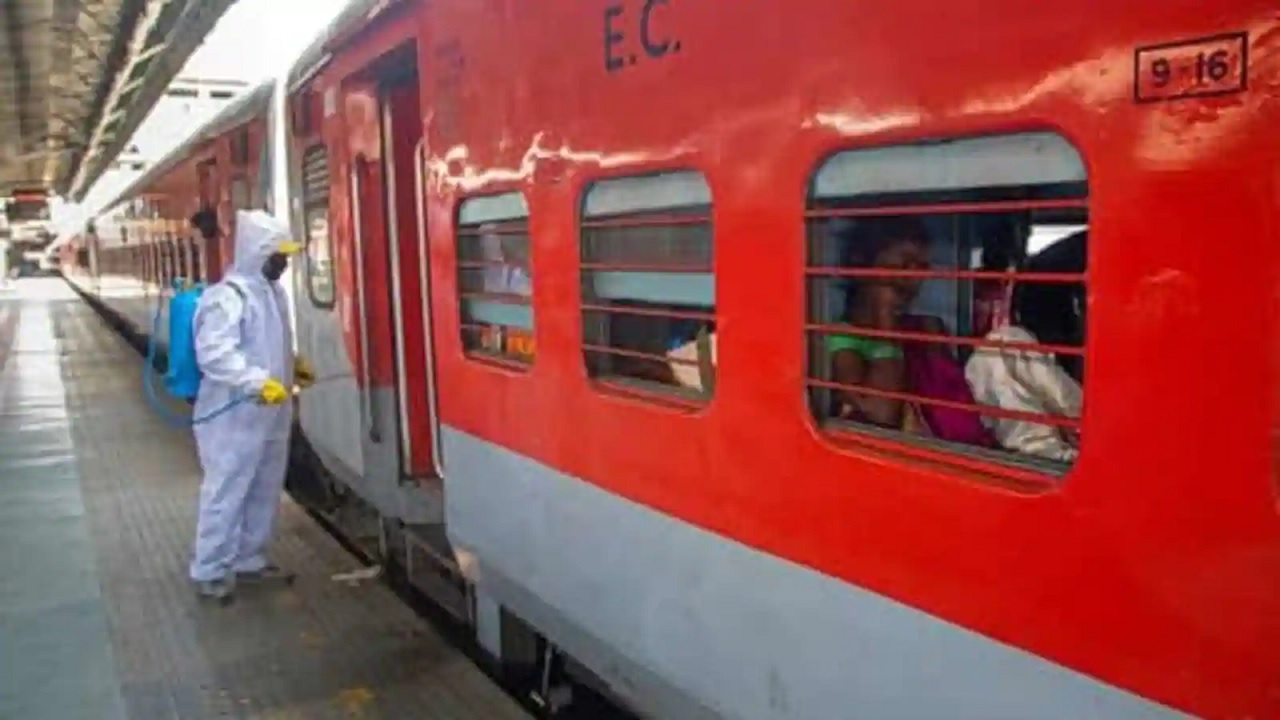 Train में यात्रा करने को सोच रहे तो पढ़ ले ये खबर, रेलवे ने साफ़ तौर पर यात्रियों से कहा-नहीं माने तो...